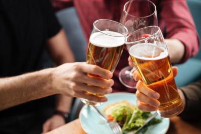 Аналитики IWSR: восстановиться после пандемии пивному рынку помогут женщины и безалкогольное пиво